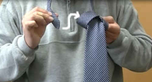 ネクタイの細い側を首に回して、