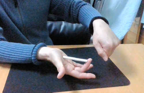 タバコは右手の中指と手の平で保持している
