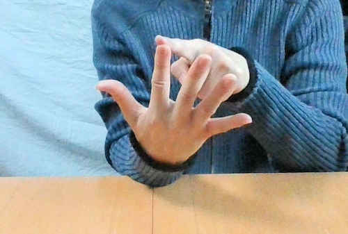 親指に向かって２つ移動させたら人差し指になりました。