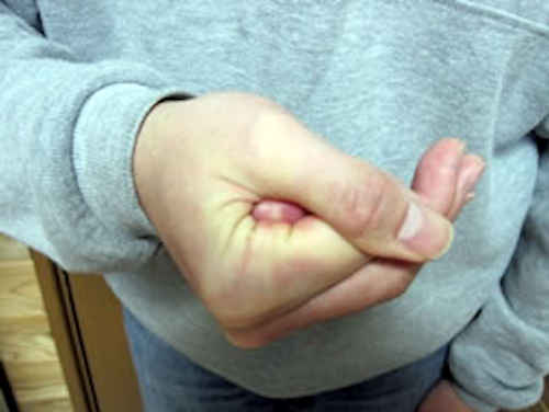 右手の人さし指で親指の先端の形に作る