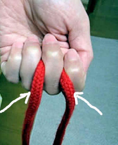 握ったロープを両方から中指にかける