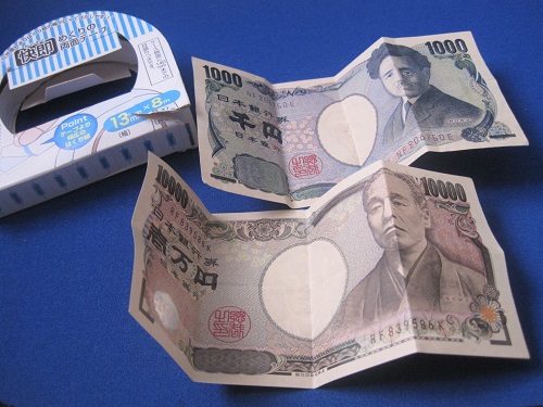 千円札、一万円札、両面テープを用意します