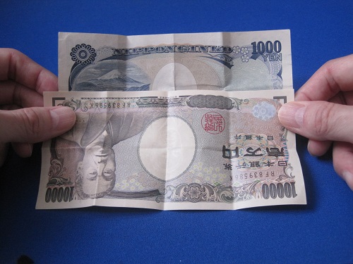 一万円札を広げた状態です。千円札とは右下はしの一か所だけついています