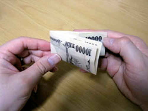 一万円札を左かｒア右に手前に半分に折ります