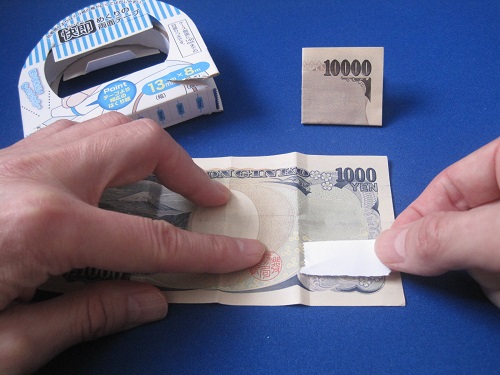 両面テープを張った上に、一万円札を貼り付けます