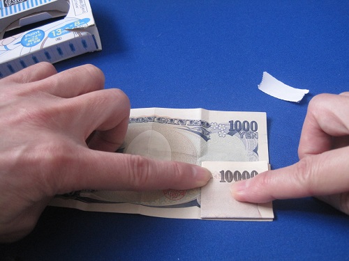 千円札と一万円札がはみ出ないようにぴったり貼り付けます
