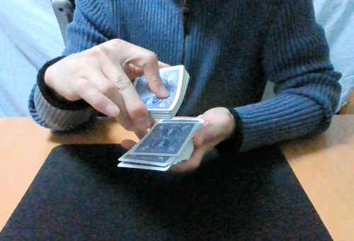 親指と中指、薬指の力を少し緩めてカードを落としていく