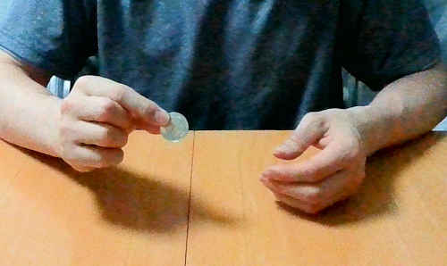 テーブルにコインが貫通するやり方