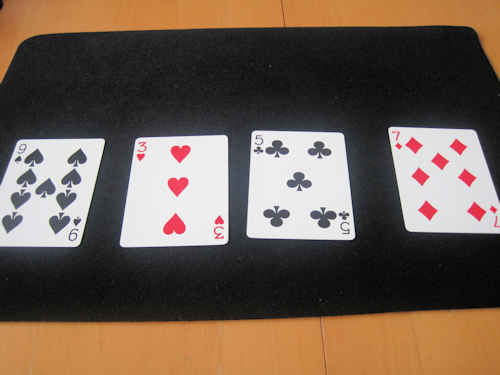 スペードの９、ハートの３、クラブの５、ダイヤの７のカードを用意します