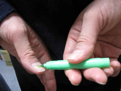 爪にペンの色をつける