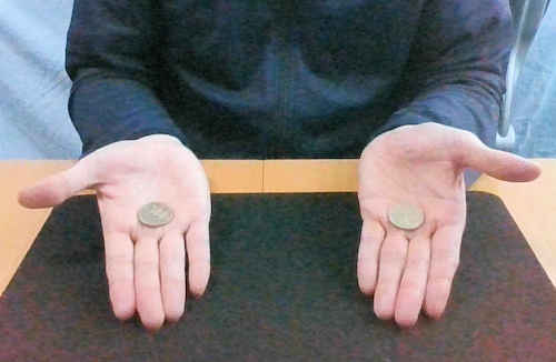 両手に１枚ずつコインがある