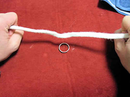紐の両端を引っ張ると、指輪が外れてしまいます