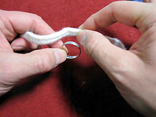 指環に紐でウソ結びを作る