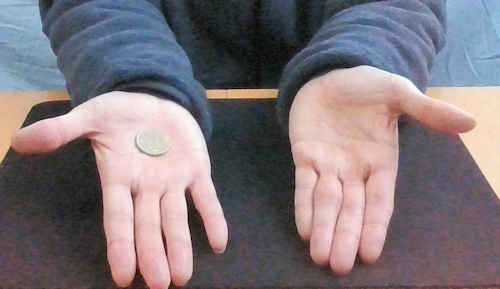 両手を前に出して、右手にコインを１枚置いています