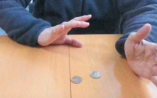 左手の下にはコインが２枚になった