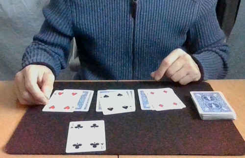 ３つの山のトップをひろげると３枚とも4のカードで相手が選んだカードも4と揃う
