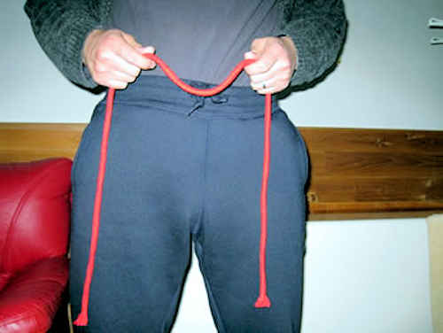 １本のロープを体の前のズボンに入れる