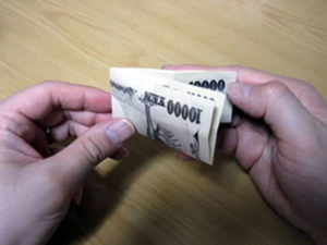 一万円札を左から右に折る
