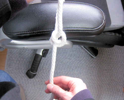左手のロープと右手のロープは重なるようにする