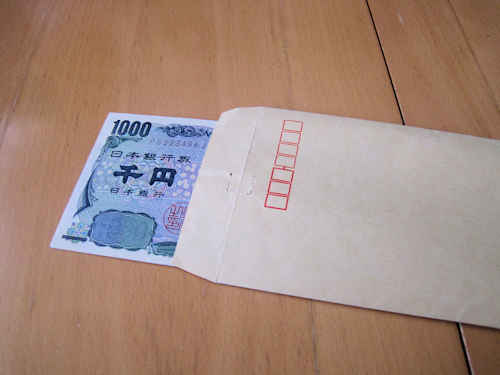 封筒の中に千円札を入れます