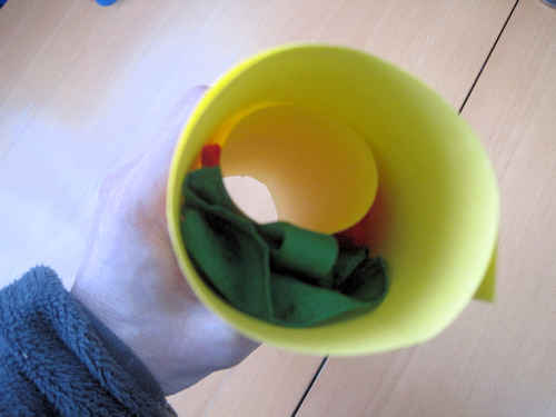 紙筒の隙間の中に、赤と緑のハンカチを２枚入れてます