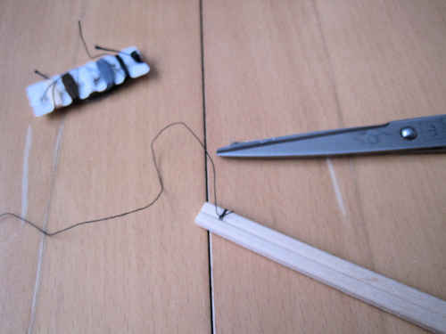 割り箸の先のあたりに糸を結びます