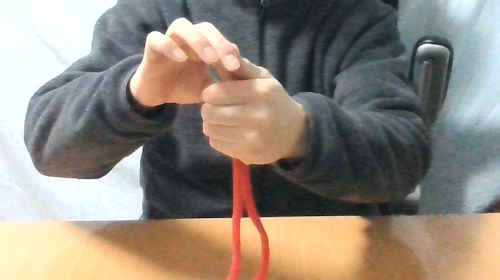 左手の中からロープを出すときは短いタネを出してきます