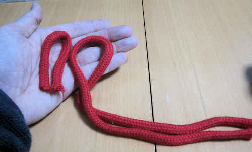 左手にロープを持つときはタネの短いロープと一緒に持ちます