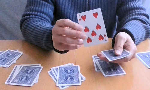 ４枚目はハートの７のカードを見せる