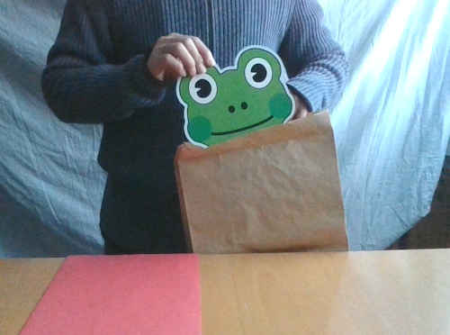 カエルのカードも紙袋に戻します