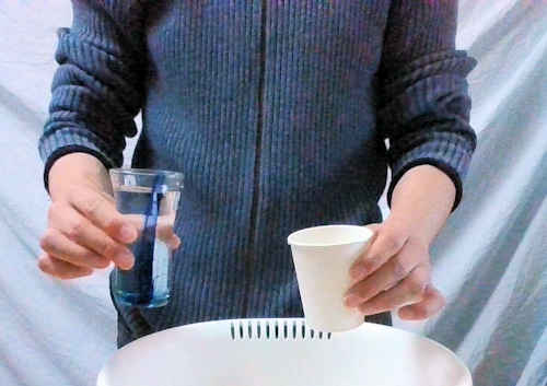 紙コップと水を入れたグラスを用意