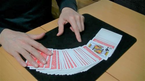 トランプマジック簡単にカードを当てるやり方
