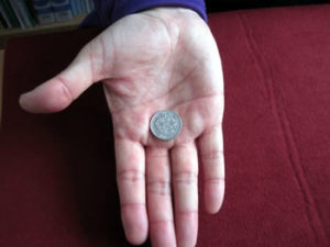 コインマジックのやり方で からの手から100円玉が出てくるお手軽コインマジックの種明し
