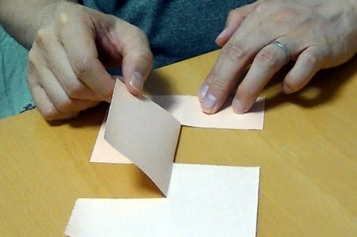 ハサミと紙１枚から作れる紙スタンド