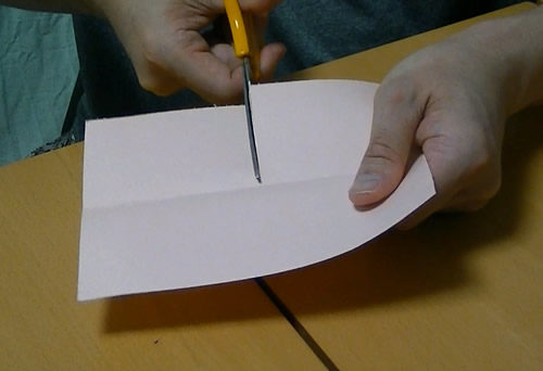 ハサミで紙の真ん中を半分まで切ります