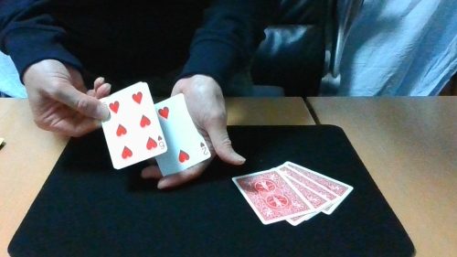 赤いカードと黒いカードがそれぞれ分離する
