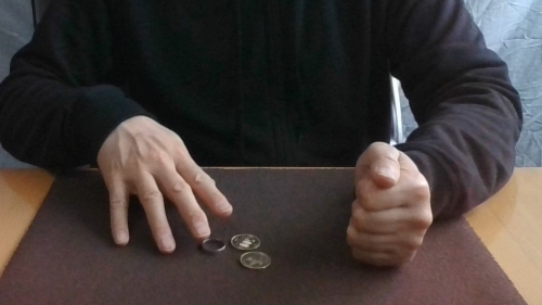 右手のコインと指輪を改めるときに説得力がある。