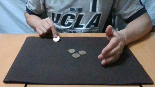 テーブルの下からコインが１枚出てくる