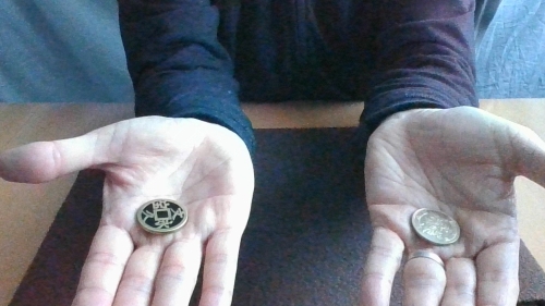 右手に文永久宝、左手に500円玉コインに移り変わった。