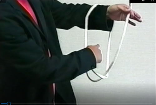 右手に持ったロープのさきを、手前の輪っかに入れます