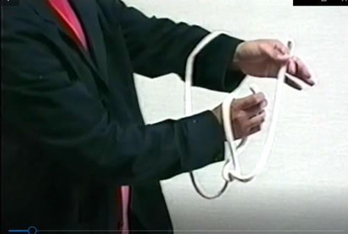 右手に持ったロープの先端を、左腕のロープの輪っかの中に入れます