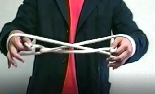 ロープは手首にかかった状態で正面を向きます