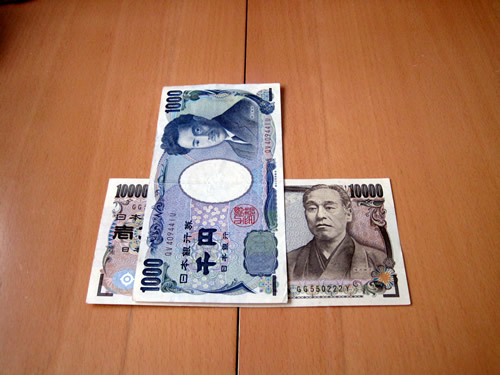 一万円札の上に、千円札を縦の状態で置きます。