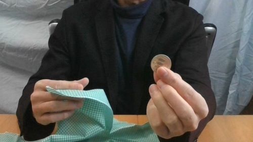 500円玉コインを１枚見せます