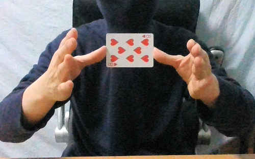 カードを浮かせるマジックの種明しは、親指で支えていること