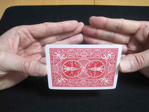 左右の親指を内側に移動させるとカードが浮いたように見える