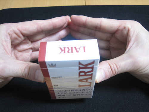 タバコの箱を浮遊させるときは、親指を内側に移動させます