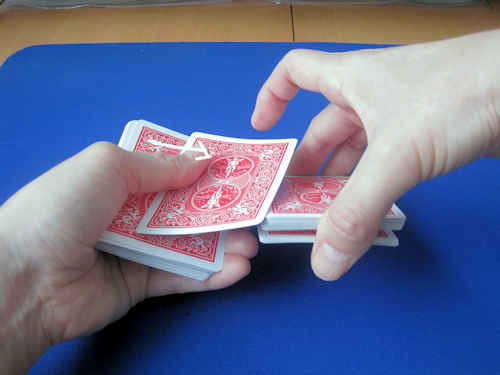 左手の親指でカードを内側にズラします
