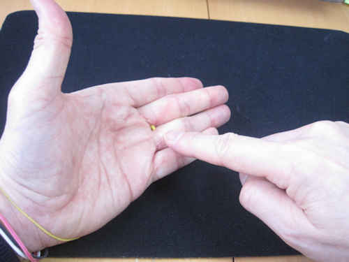 左手の中指と薬指の付け根で輪ゴムをとめます