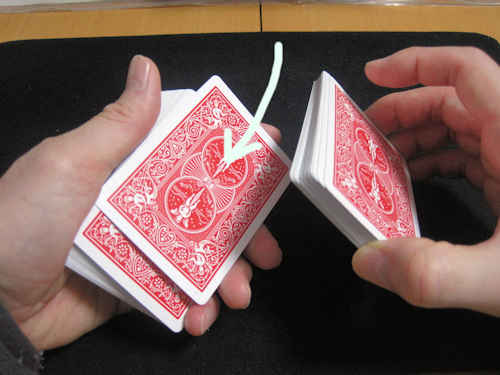 左手にもったトランプの束の上に相手が選んだカードを置きます。